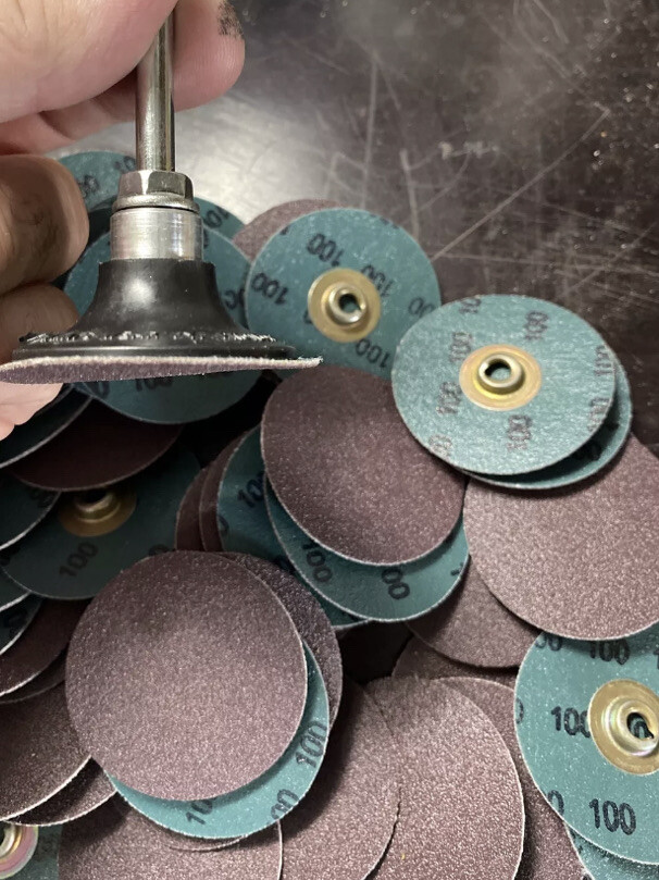 100 DISC LOT 3M Roloc Abrasive Sanding Die Grinder Discs 2″ 100 Grit w/ mandrel