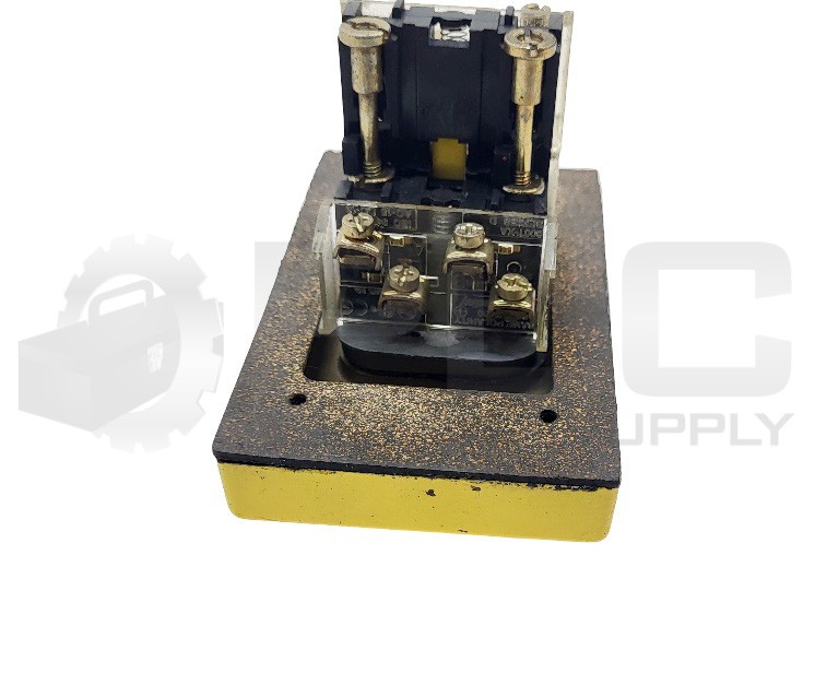 ALLEN BRADLEY 800P-F2CB /E SWITCH W/ (2) 800T-XA /D W/ 800T-XD1 /D *READ*