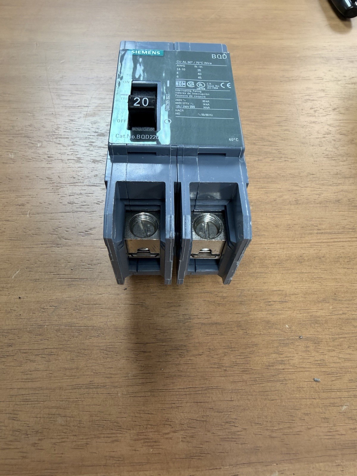 Siemens BQD220 2p 480v 20A BOLT-ON Circuit Breaker – NEW