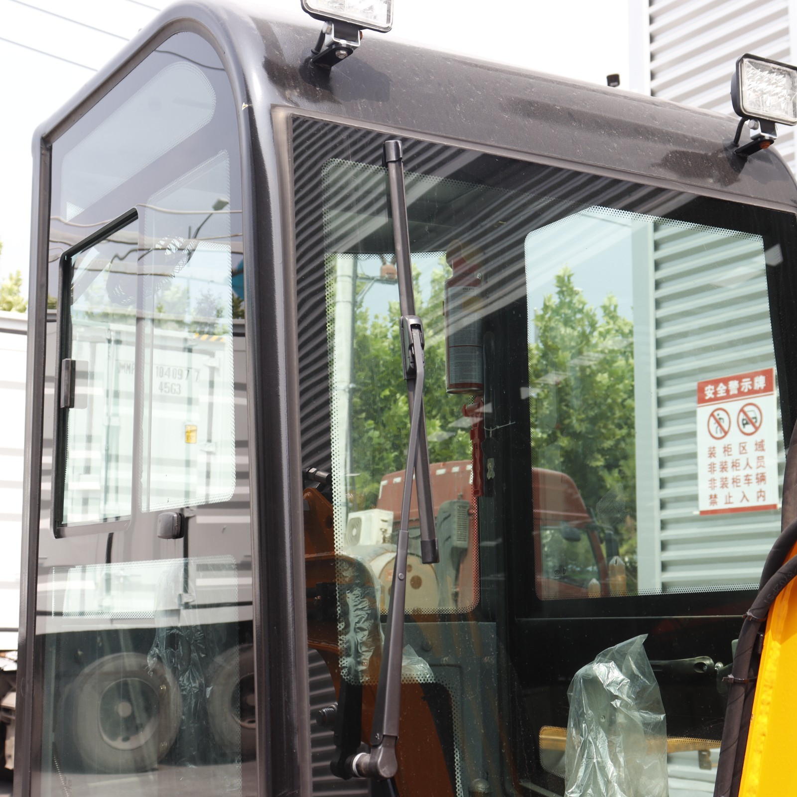 Enclosed cab 1.2Ton Mini Excavator With 9 Attachments Kit 13.5hp Mini Digger