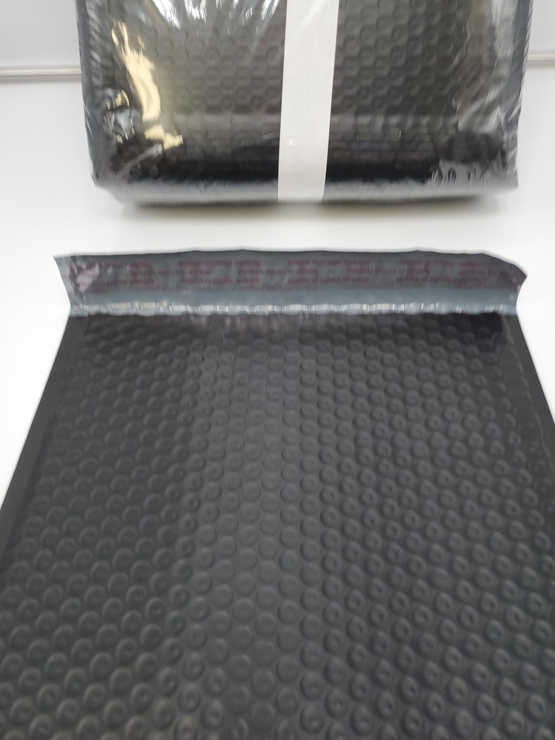 Poly Bubble Mailers Padded Envelopes 10″ x 14″ LOT of 25 Black Self Adhesive
