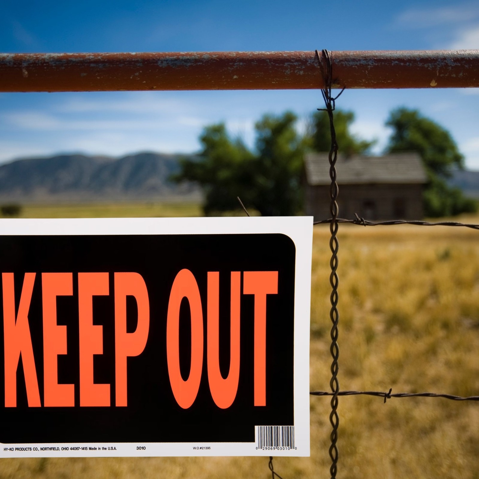 NEW 8.5×12 Plastic “Keep Out” Sign Bold, Weatherproof Ideal for Private Property