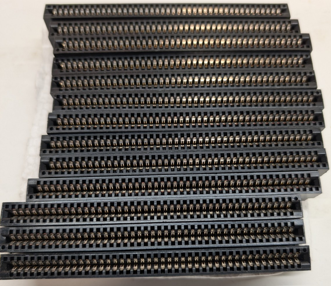 13x TE Connectivity / AMP 1-530843-0 Standard Edge II Card Edge Gold Connector