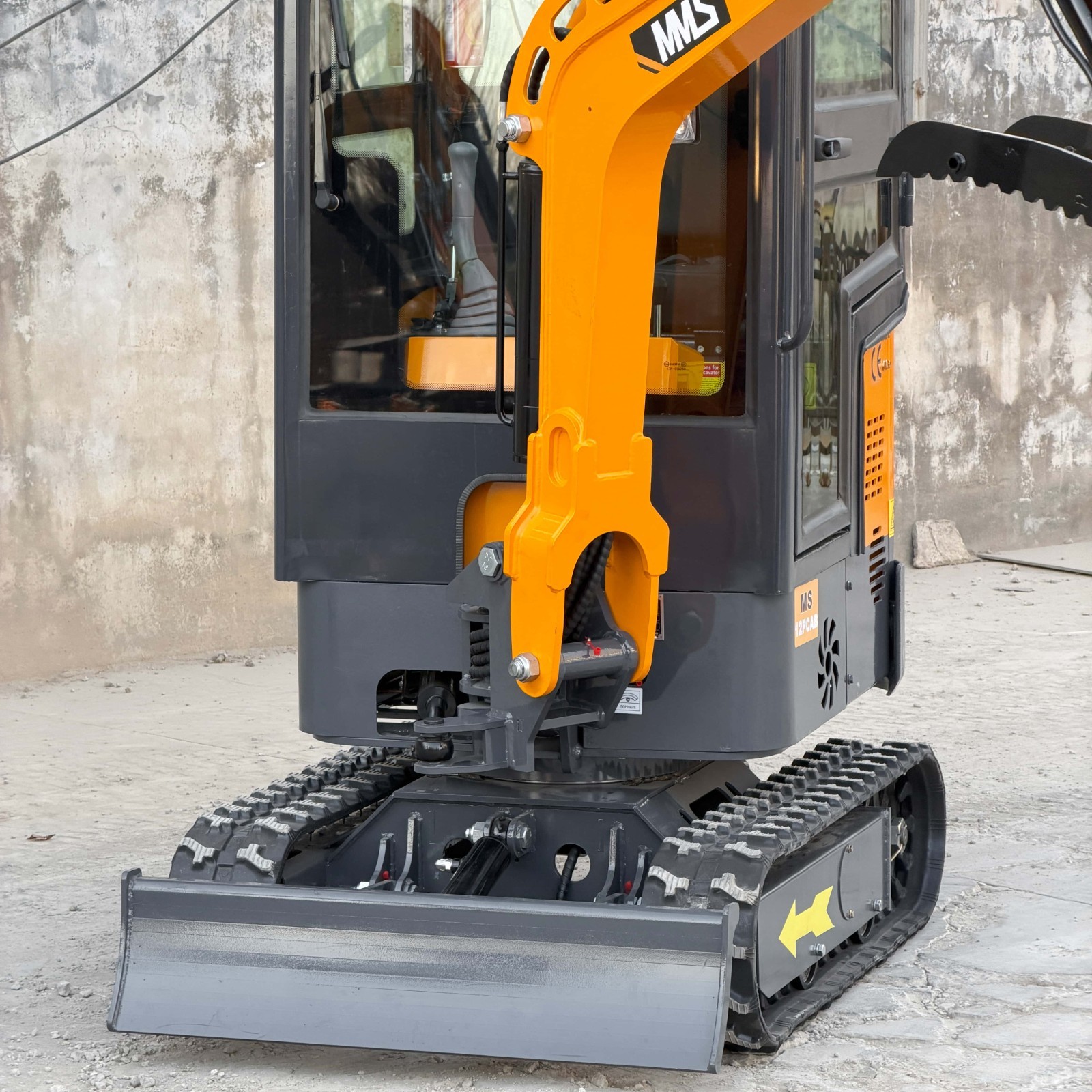1.4Ton Mini Excavator With Enclosed Cab B&S Engine Swing Boom 4 Attachments Kit