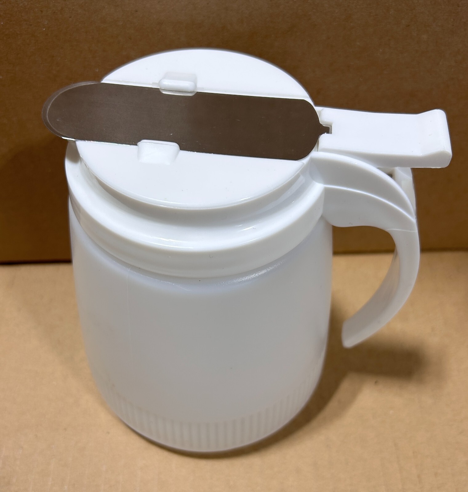 Winco PSUD-32, 32-Ounce Plastic Syrup Dispenser with Plastic Lid