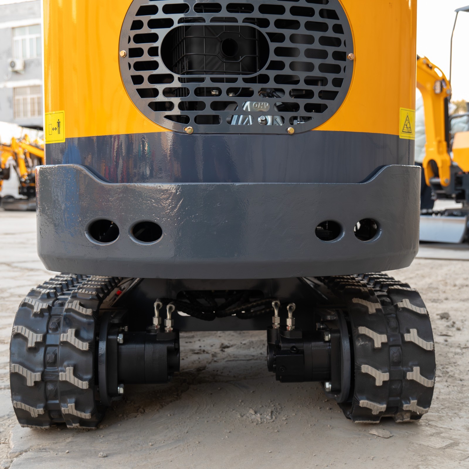 1.4Ton Mini Excavator With Enclosed Cab B&S Engine Swing Boom 4 Attachments Kit