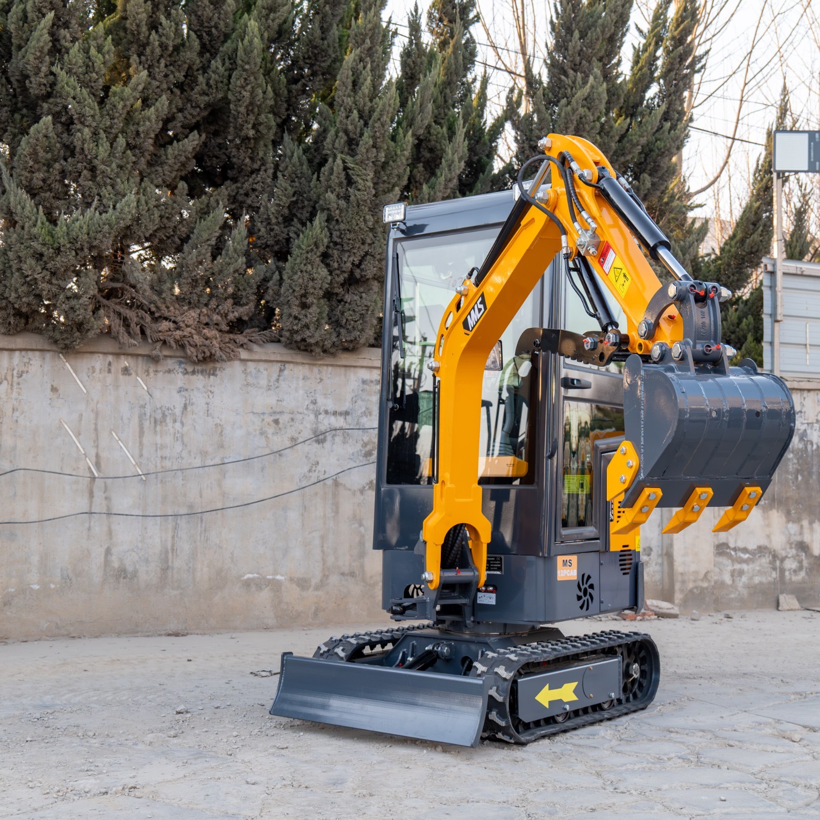 1.4Ton Mini Excavator With Enclosed Cab B&S Engine Swing Boom 4 Attachments Kit