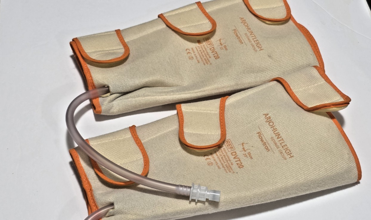 Huntleigh Flowtron Excel AC550 with hoses and calf garments(2)