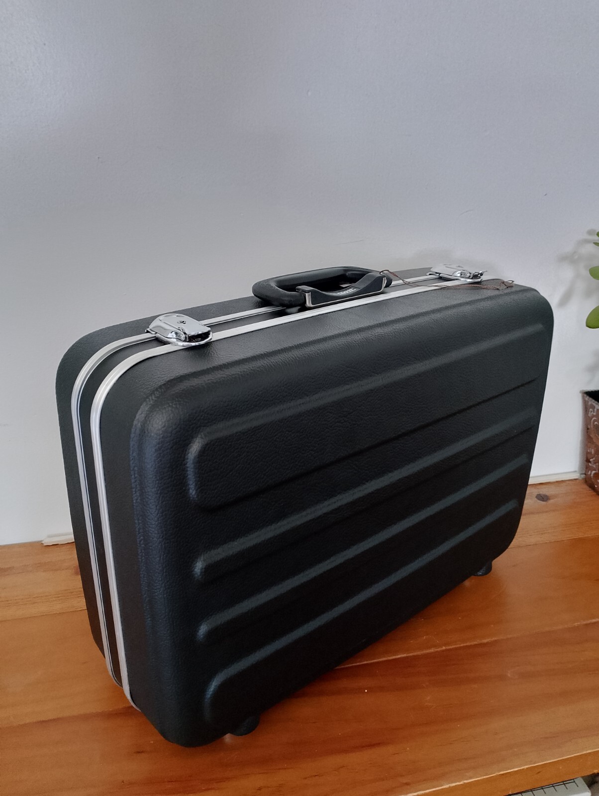 PLATT LUGGAGE – LIGHT-DUTY ABS CASE Interior Dimensions 18″ x 13″ x 5″