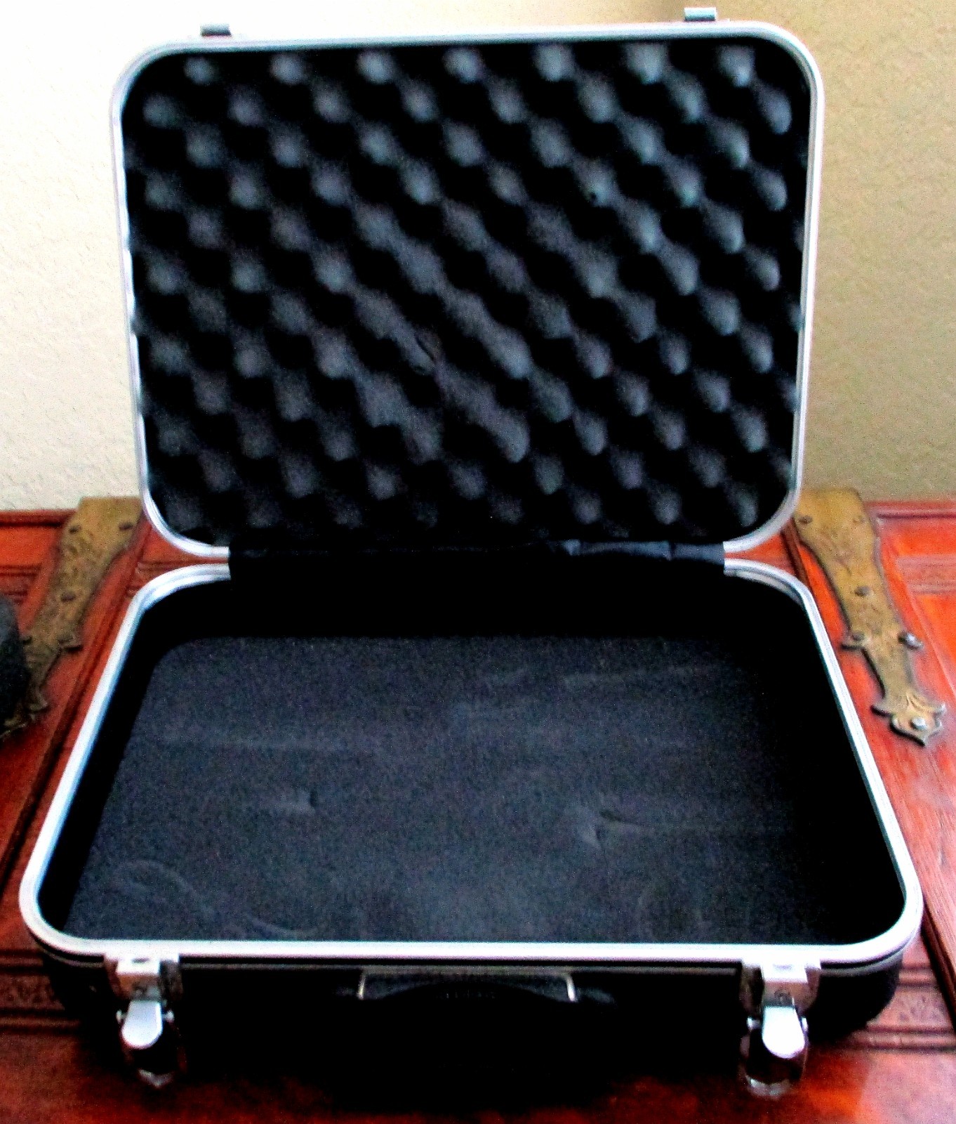Platt 1416 Black Heavy-duty Case / Luggage with Foam Insert and Key
