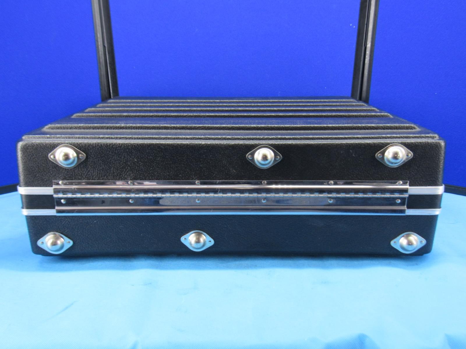 2207 – PLATT LUGGAGE – MEDIUM-DUTY ABS CASE – Interior Dimensions 22x16x7