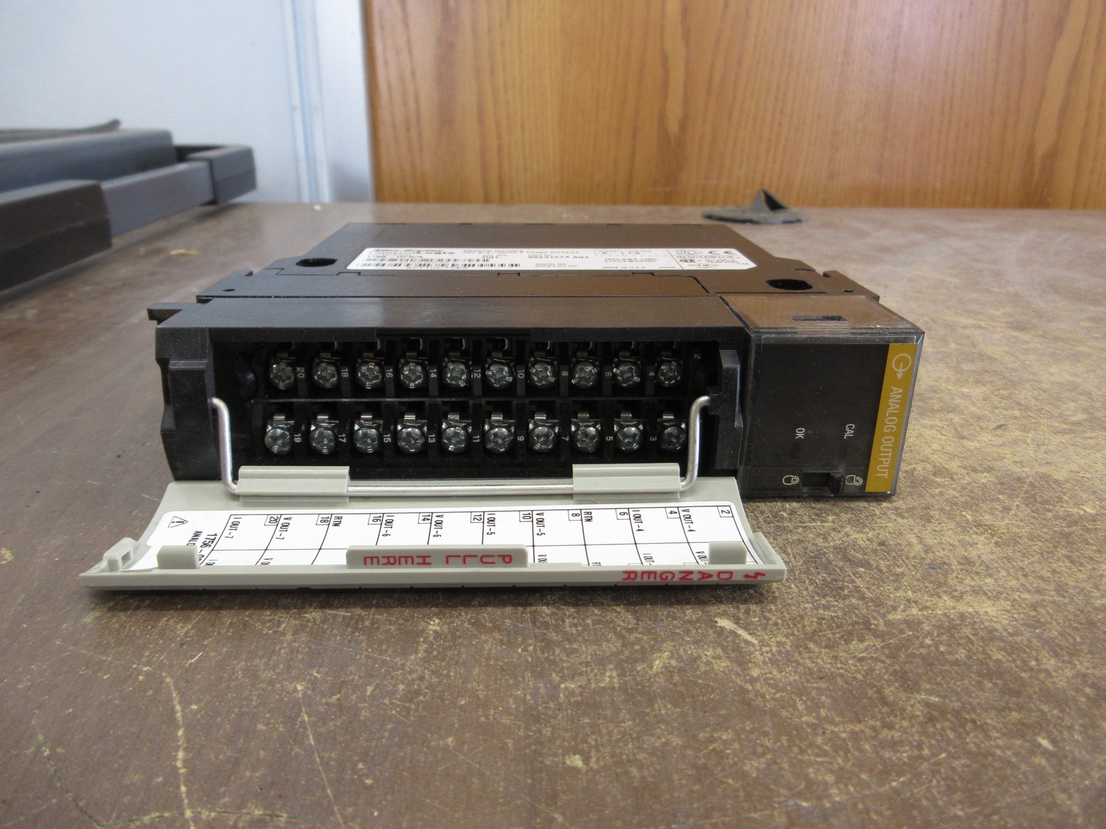 Allen-Bradley ControlLogix Analog Output Module 1756-OF8 Ser. A Rev. D01 Used