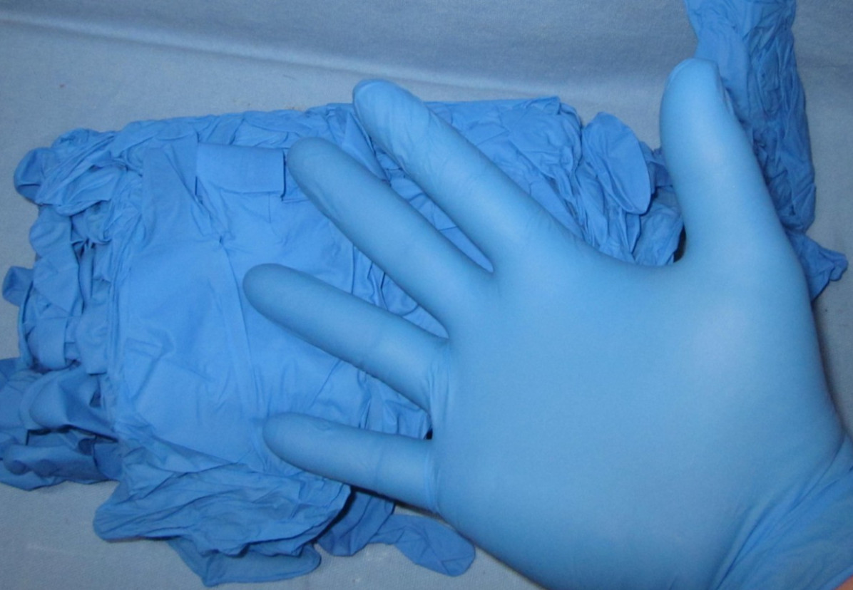 a Lot of 600 Nitrile Exam Gloves Size Medium, Powder Free, 4 Mil, Single Use