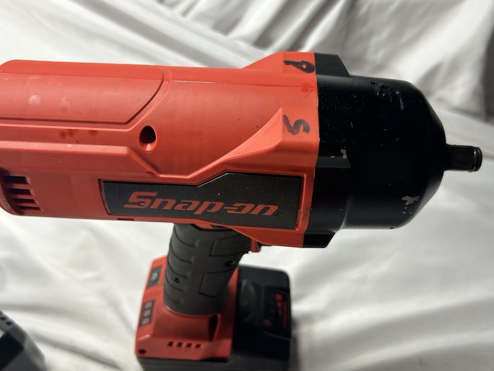 SNAP ON 1/2″ CORDLESS IMPACT WRENCH CT9080 W/BATT, CHARGER, & RUBBER GUARD READ!