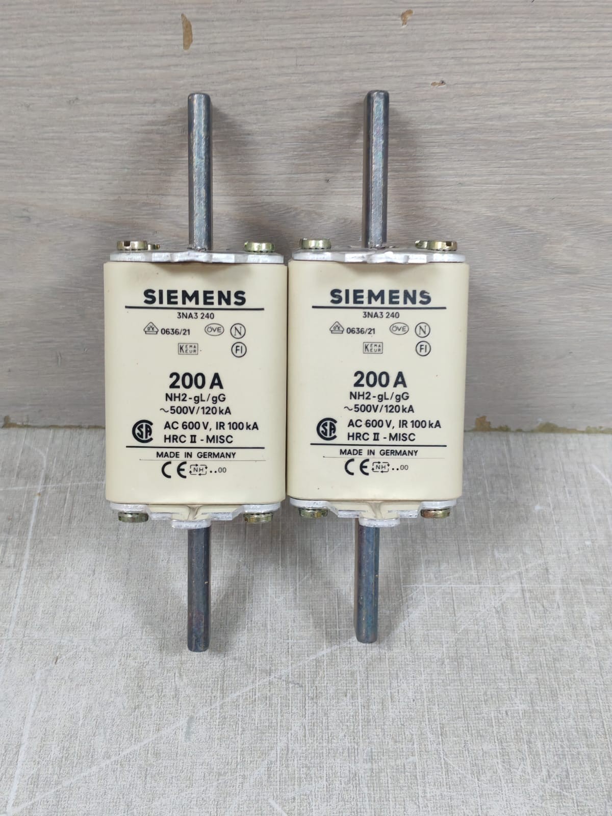 LOT 2PCS SIEMENS 3NA3240 LV-HRC-FUSE LINKS 200A