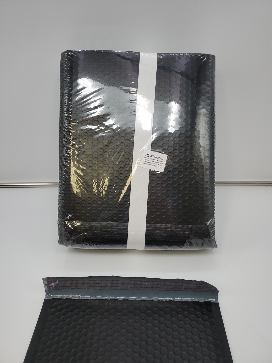 Poly Bubble Mailers Padded Envelopes 10″ x 14″ LOT of 25 Black Self Adhesive