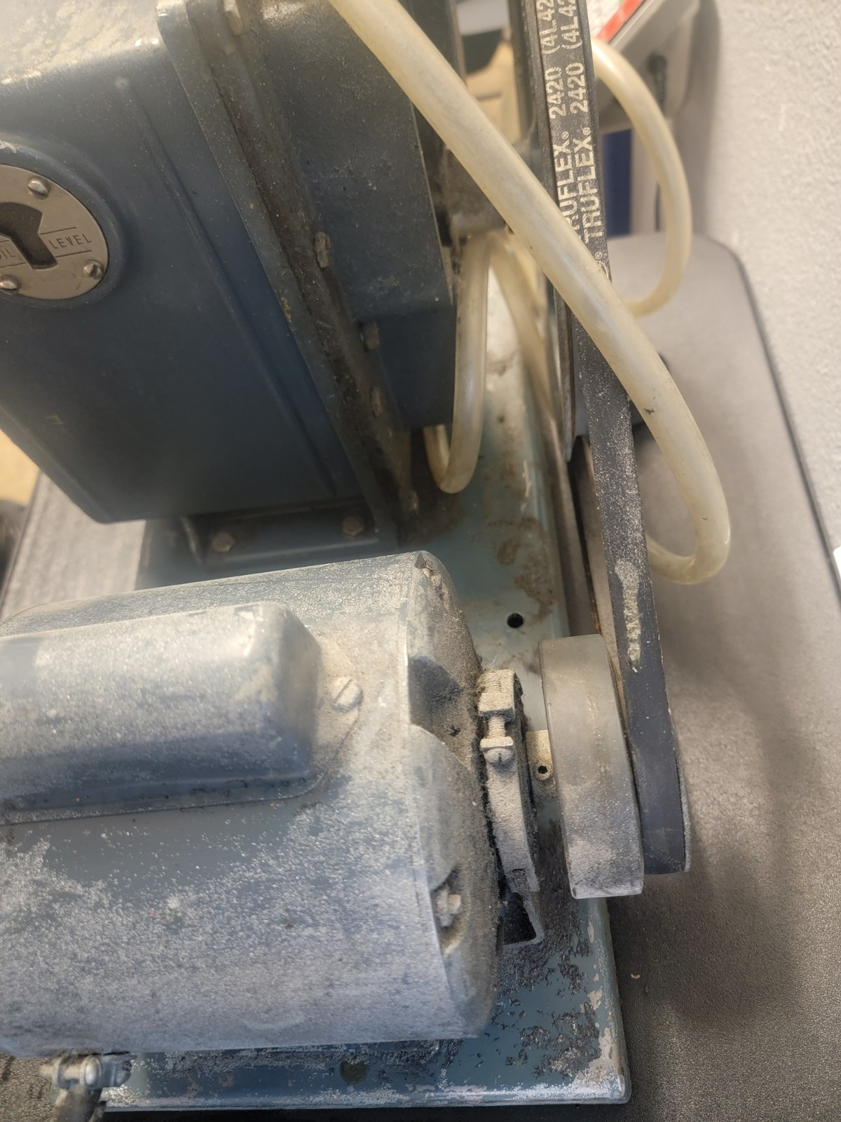 Welch 1402 DuoSeal Belt-Driven Rotary Vane Vacuum Pump 115/230V