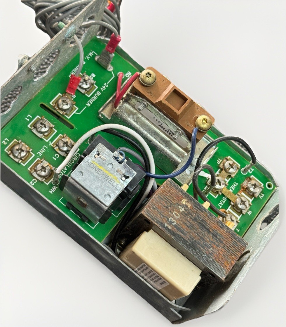 (Untested) Honeywell L8148J1009 Aquastat Relay — Returns Accepted, 24HR Shipping