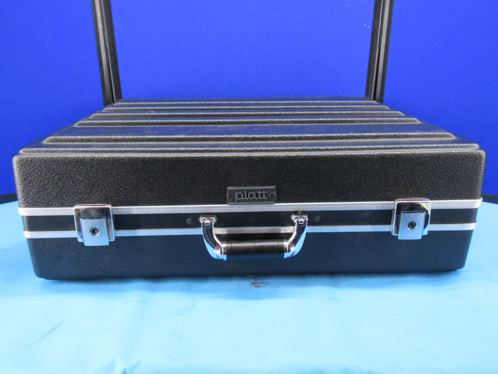 2207 – PLATT LUGGAGE – MEDIUM-DUTY ABS CASE – Interior Dimensions 22x16x7