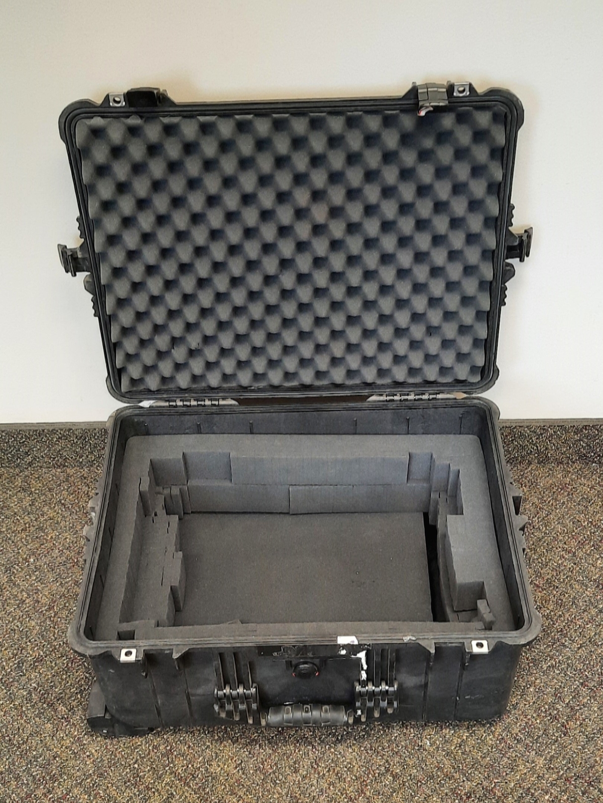 Pelican 1610 Watertight Protector Case, Interior Dimensions: 21.8″x16.7″x10.6″