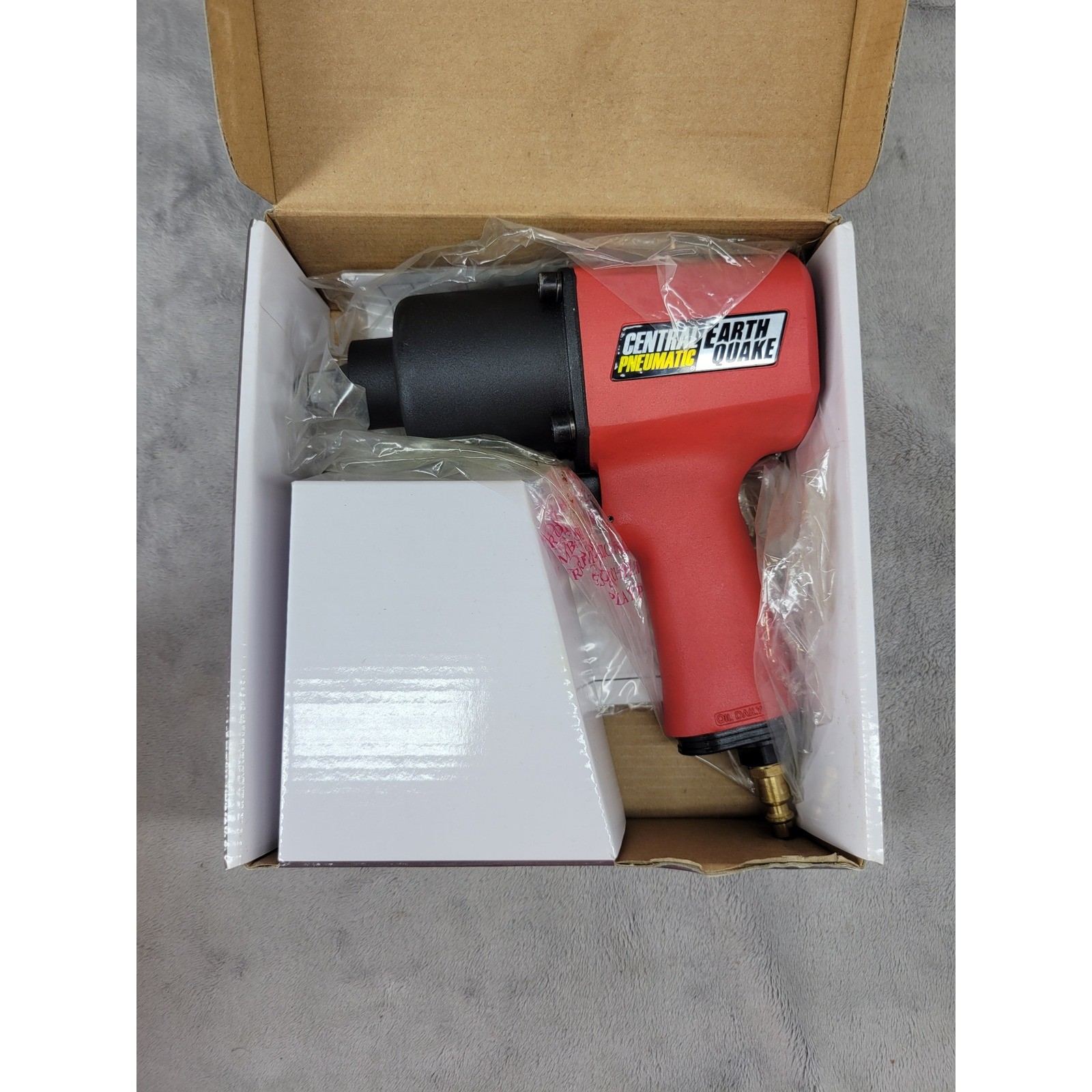 Central Pneumatic EarthQuake 1/2″ Professional Air Impact Wrench 700 ft-lb 62627