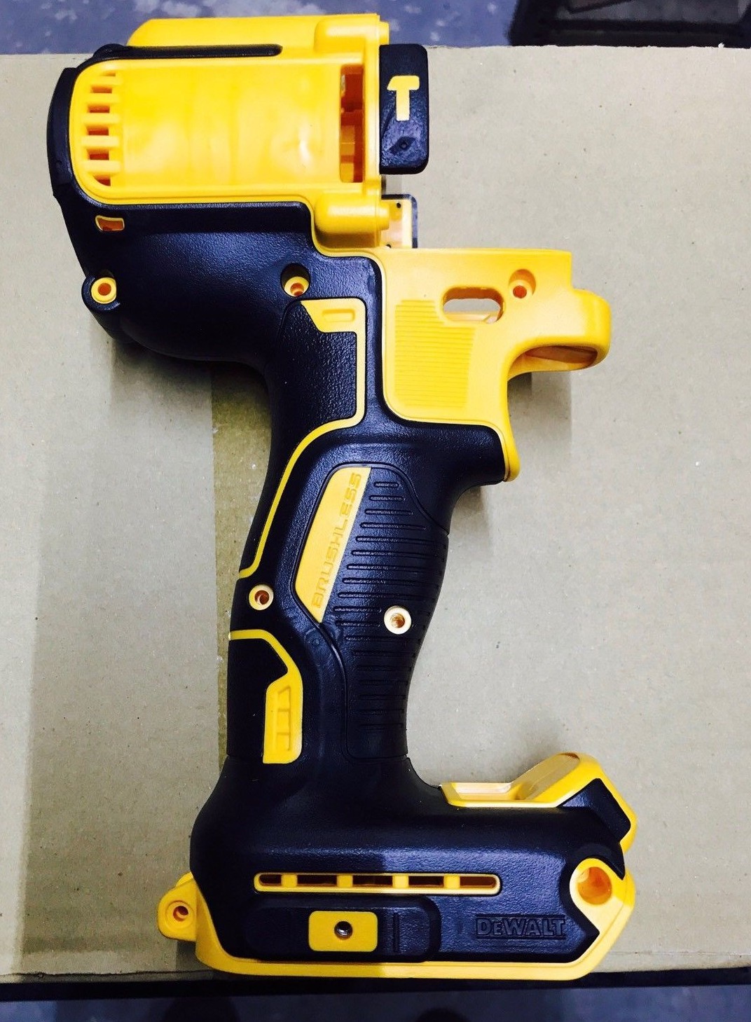 N419324 DeWalt Cordless 20v Hammer Drill-Driver DCD996M CLAM SHELL N578871