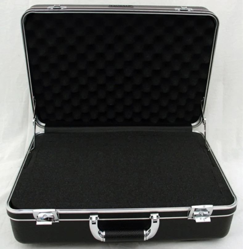 181307 – PLATT LUGGAGE – HEAVY-DUTY POLYETHYLENE CASE – Interior Dimensions (L x