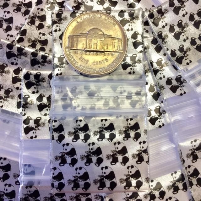 BaggiesSince1987 – 12510-S DESIGN ZIP BAGS 300PCS BUNNY ON SILVER, READ DETAILS