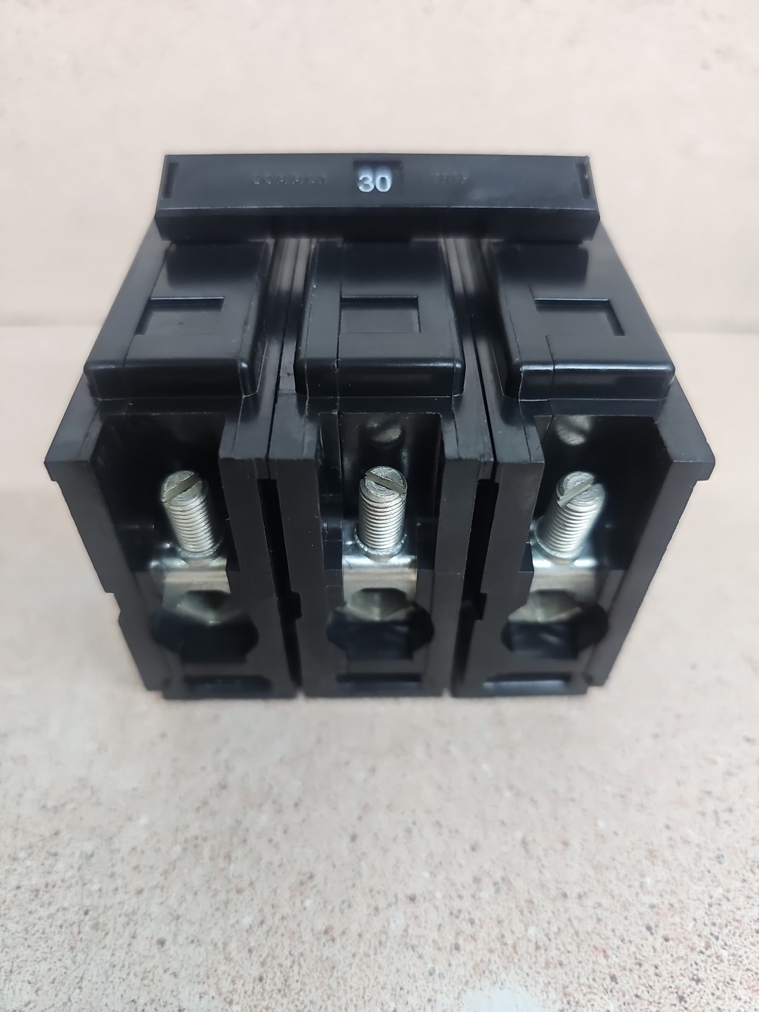 NEW SURPLUS Eaton Cutler Hammer BAB3030H 30A Circuit Breaker 3-Pole 240V AC