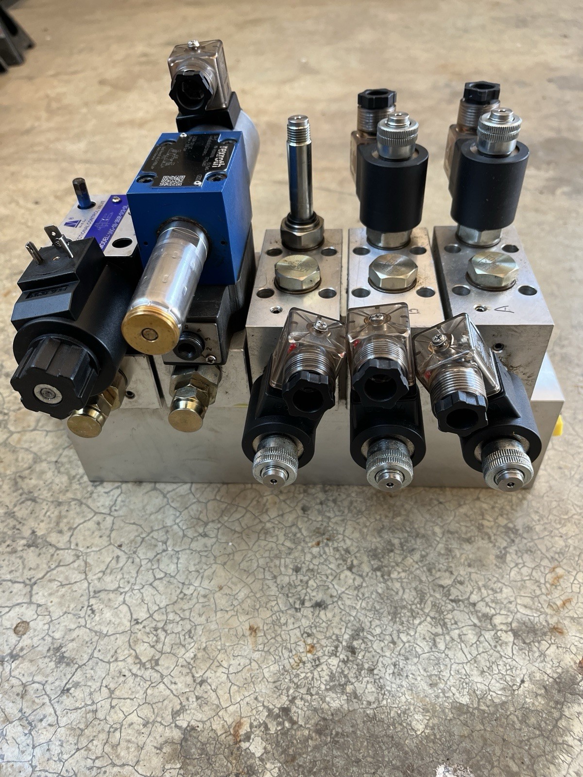 Brand New Hydraulic Valve Block / Manifold With Solenoids – 5 Port