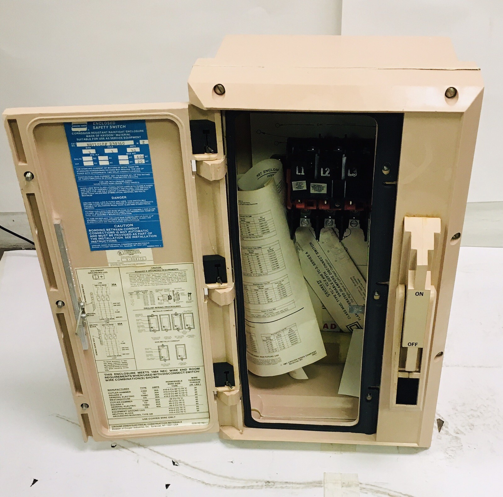 CROUSE HINDS NST1018F-D30360 30 AMP 600VAC FUSIBLE DISCONNECT SWITCH NEW IN BOX!