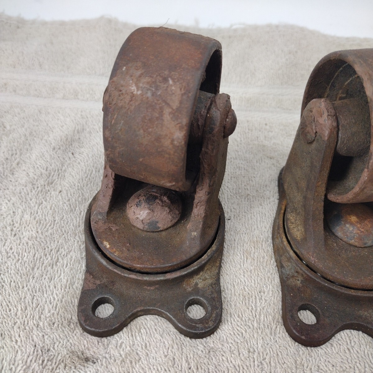 Vintage Currie Mfg Co 2 1/2″ Cast Iron Casters