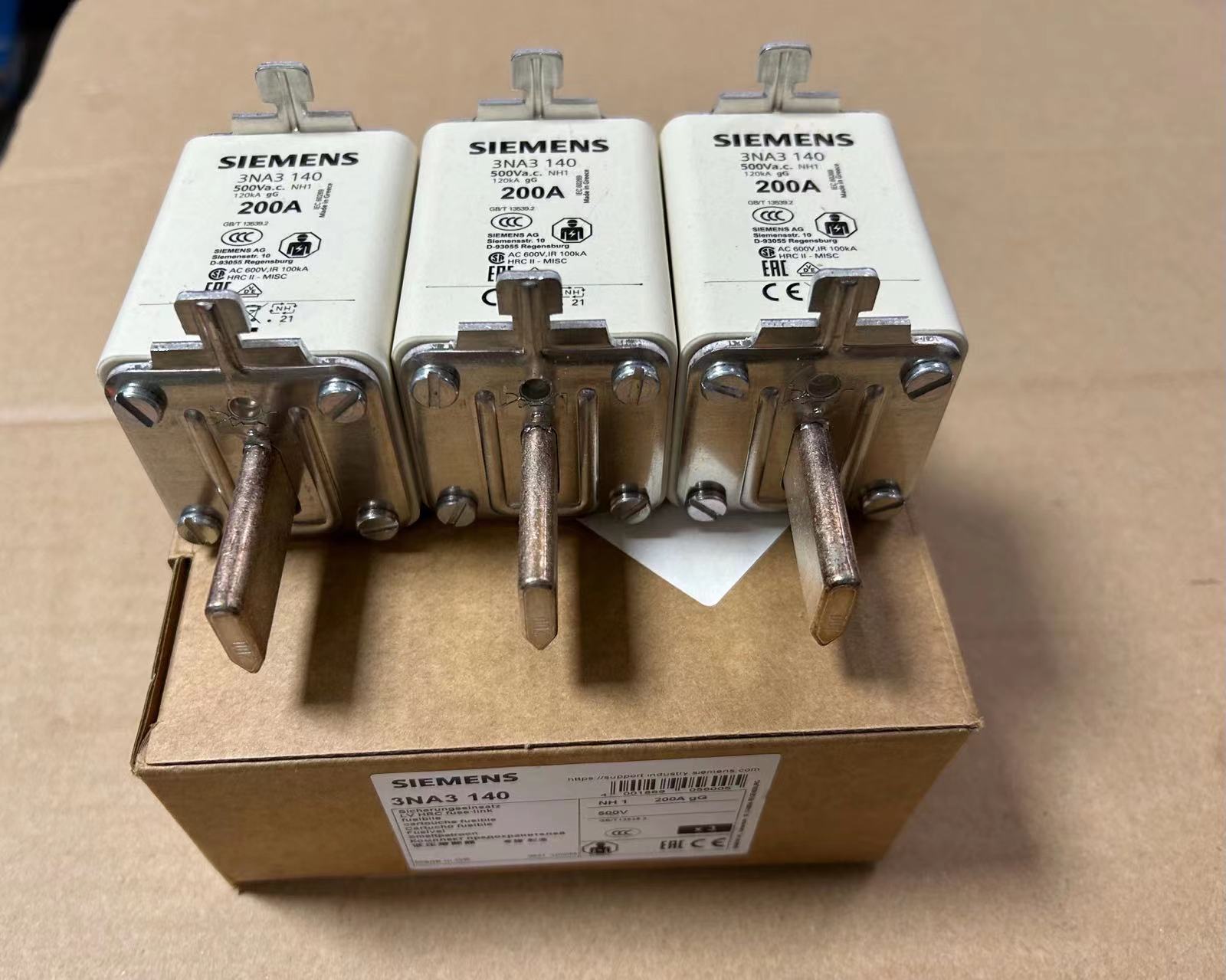3PCS/1Box Siemens 3NA3140 NH1-gG 200A 500V Fuse -New Free Ship