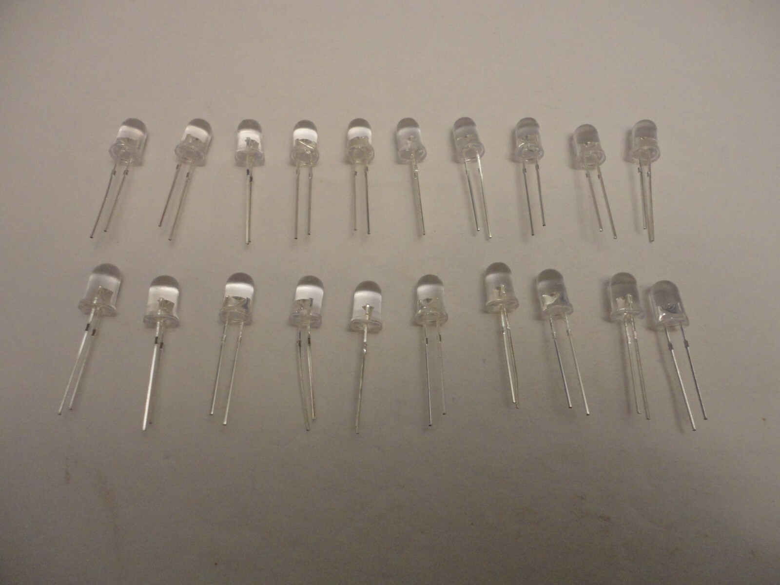 20Pcs Pack 5mm White LED Light Emitting Diodes Clear Color Bulb Focus Signal DIY