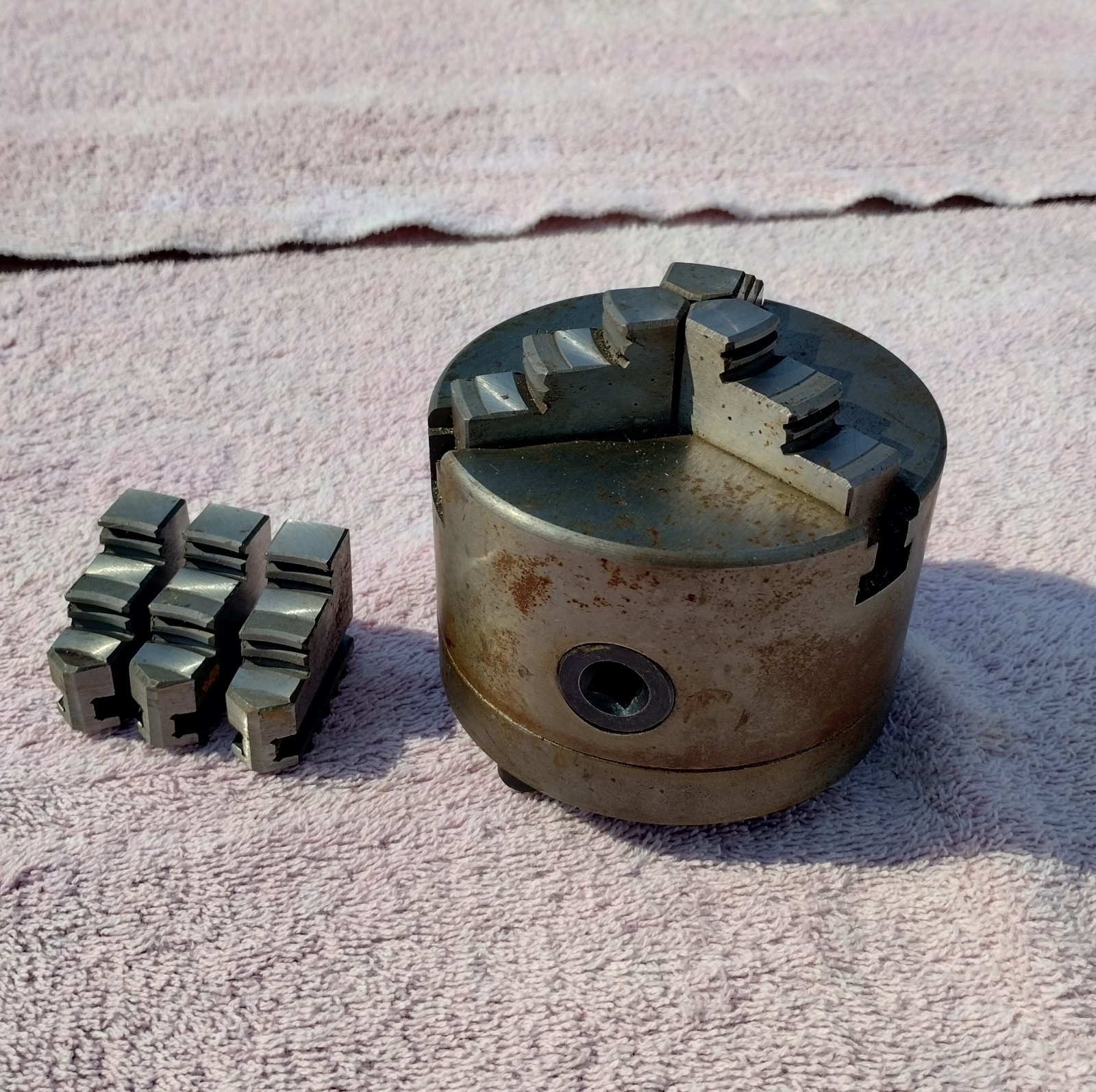 3-JAW 4″ SELF-CENTERING LATHE CHUCK with CHUCK KEY AND EXTRA JAWS