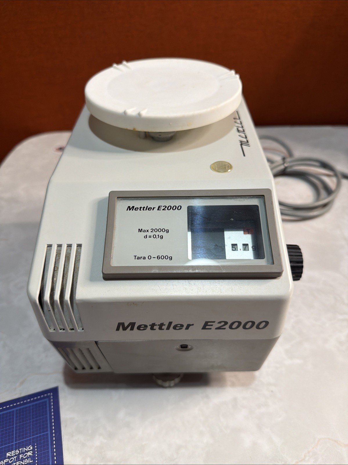 Mettler E2000 2kg Capacity Gram Scale w/ 5″ Table – 120V – E 2000 – Tested GOOD!