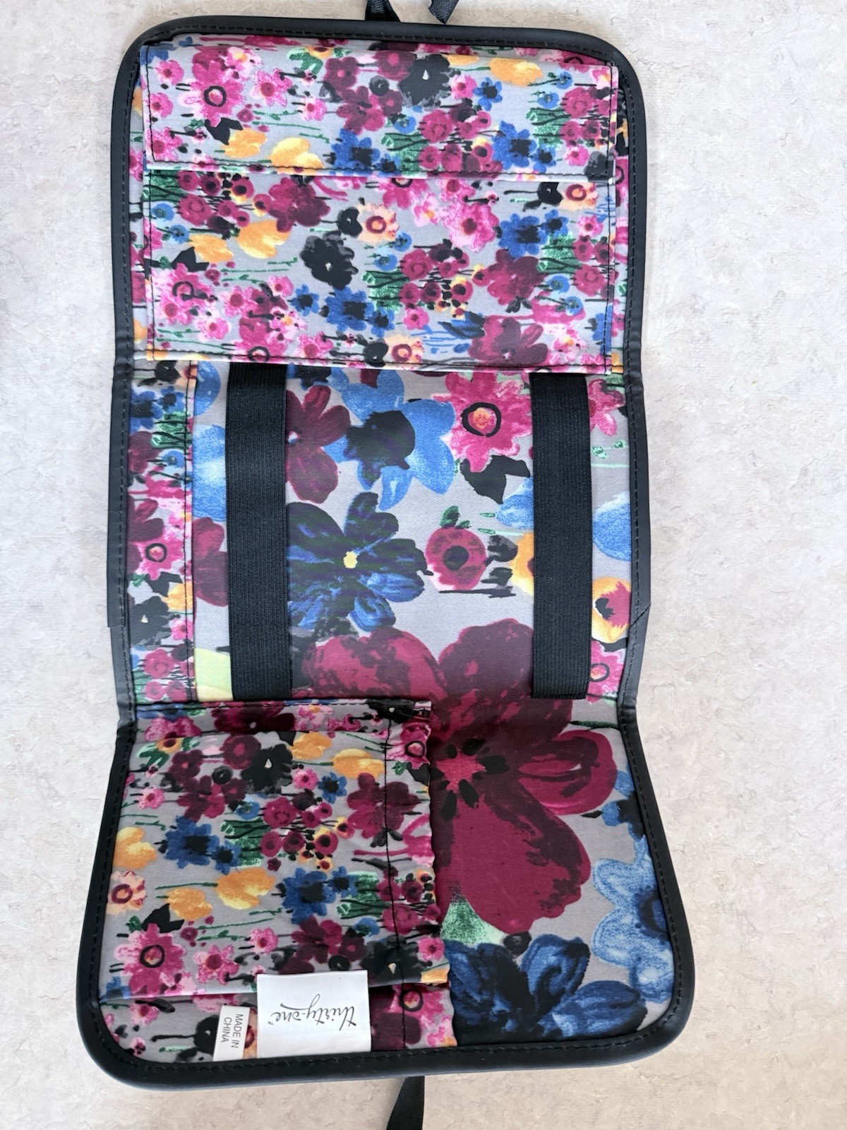 ThirtyOne BOLD BLOOM Fold and Go Trifold Organizer With Pockets