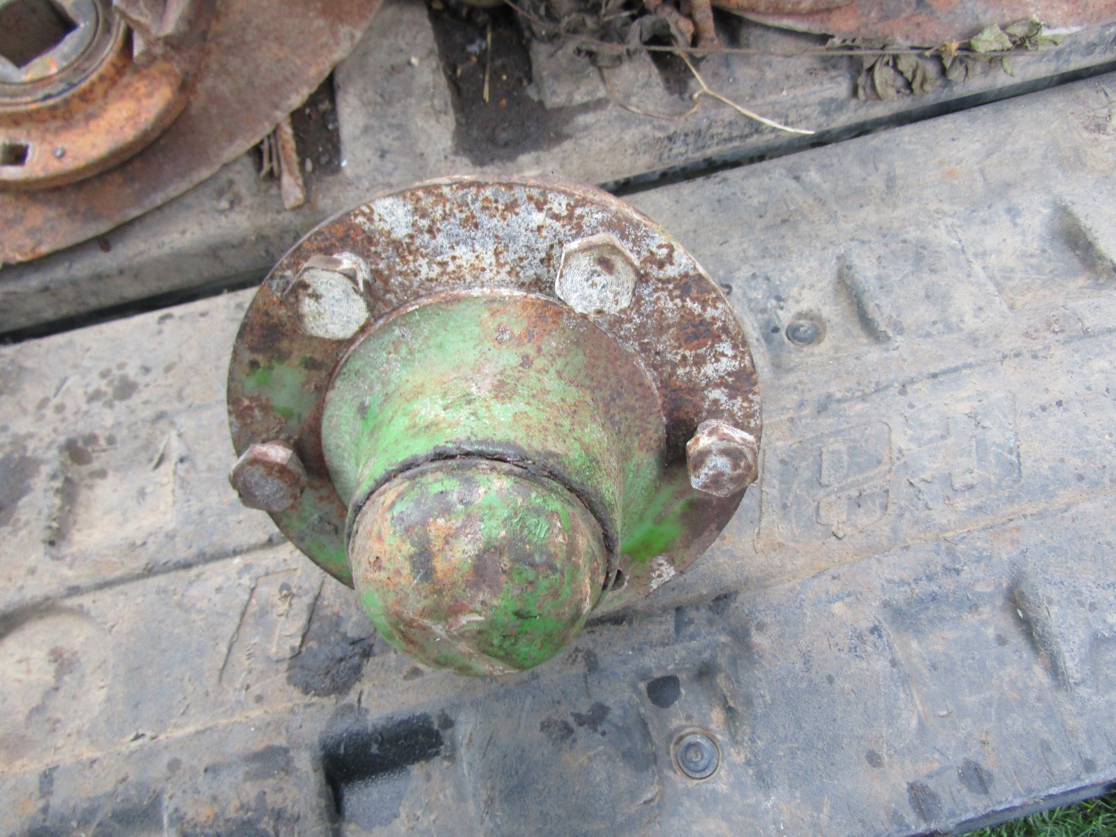 JOHN DEERE WHEEL HUB w10024 1065 running gear 700 720 740 770 1275