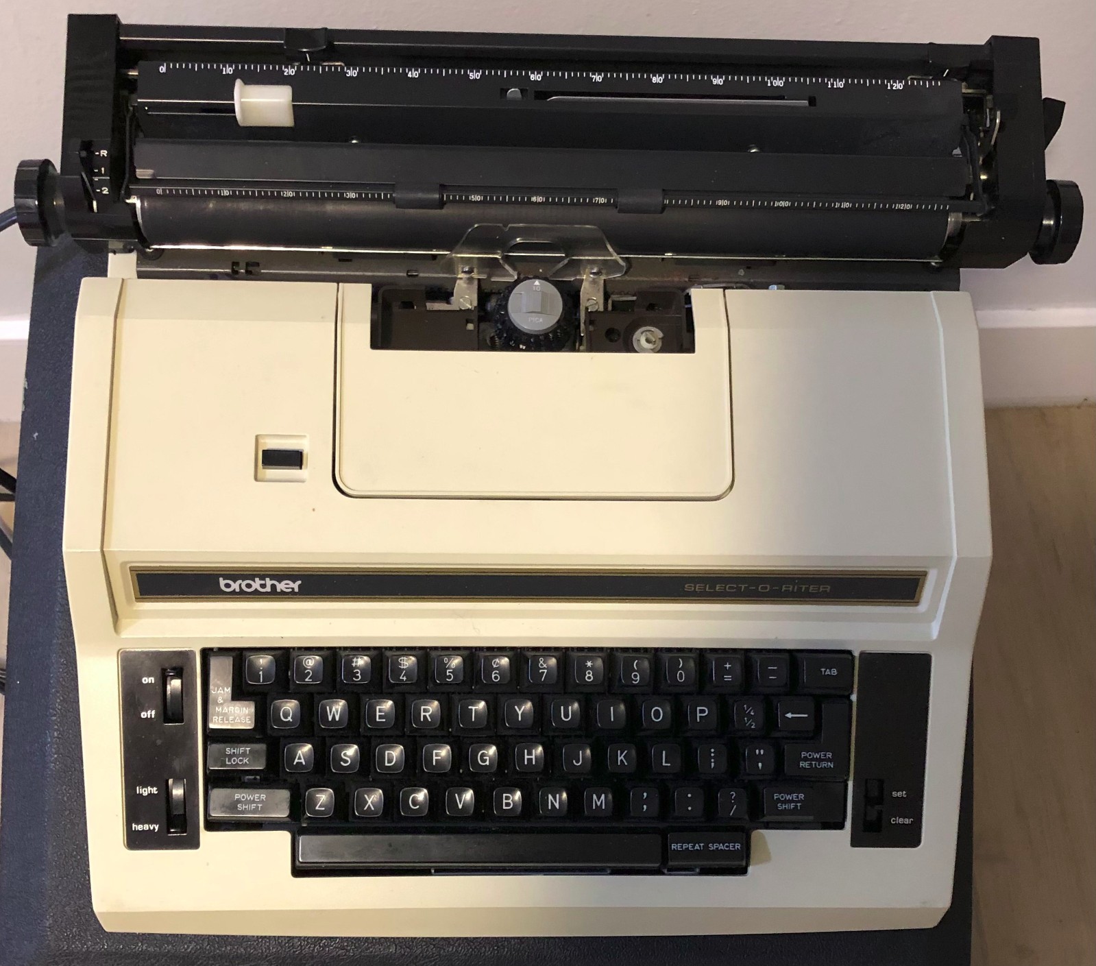 Brother Electric Typewriter in Hard Case RETURNS ACCEPTED WITHIN 15 DAYS