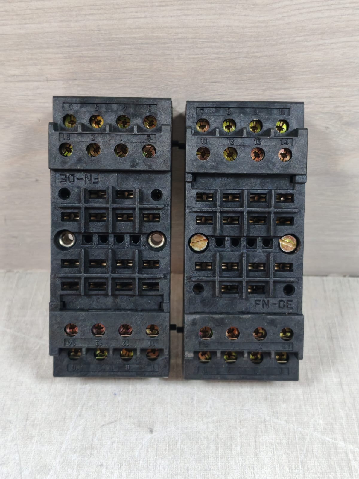 LOT 2PCS SIEMENS 7XP9013-0 SURFACE MOUNTING SOCKET