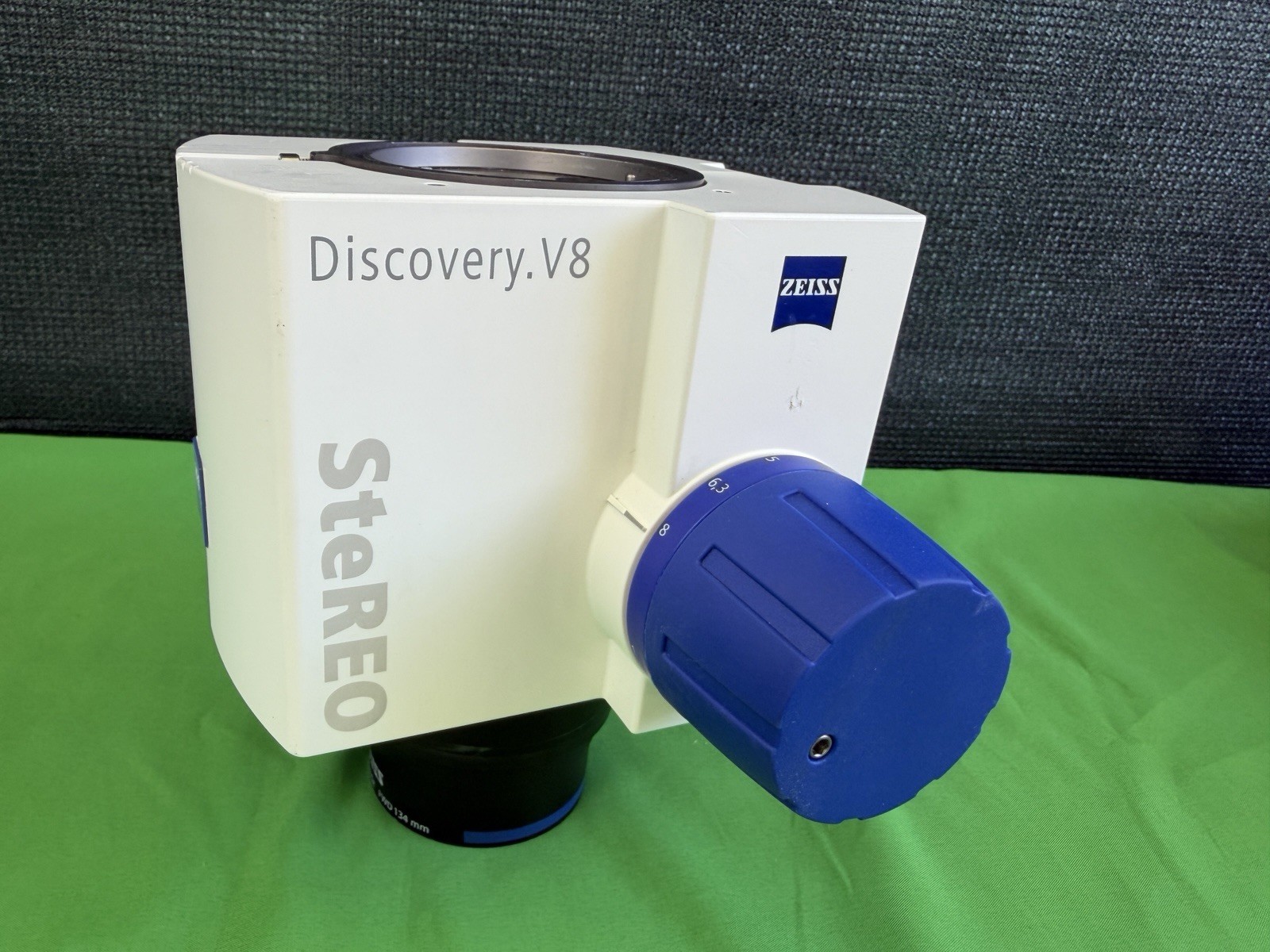 ZEISS SteREO Discovery.V8 Microscope Body w/ Achromat S 0.5x Objective Lens