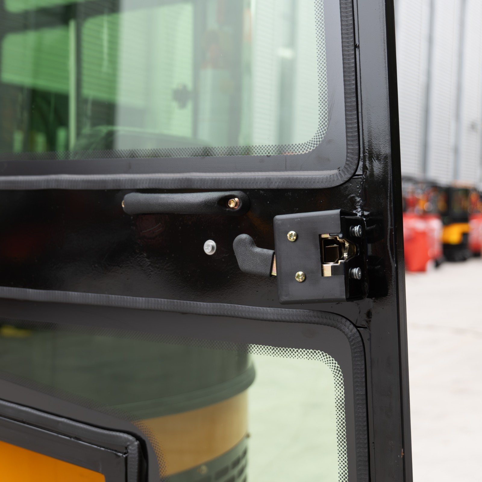 Enclosed cab 1.2Ton Mini Excavator With 9 Attachments Kit 13.5hp Mini Digger