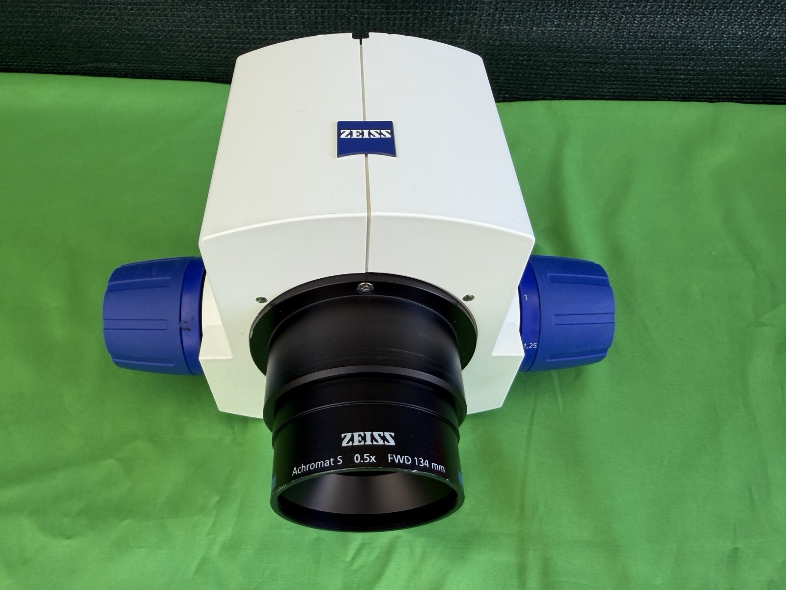ZEISS SteREO Discovery.V8 Microscope Body w/ Achromat S 0.5x Objective Lens