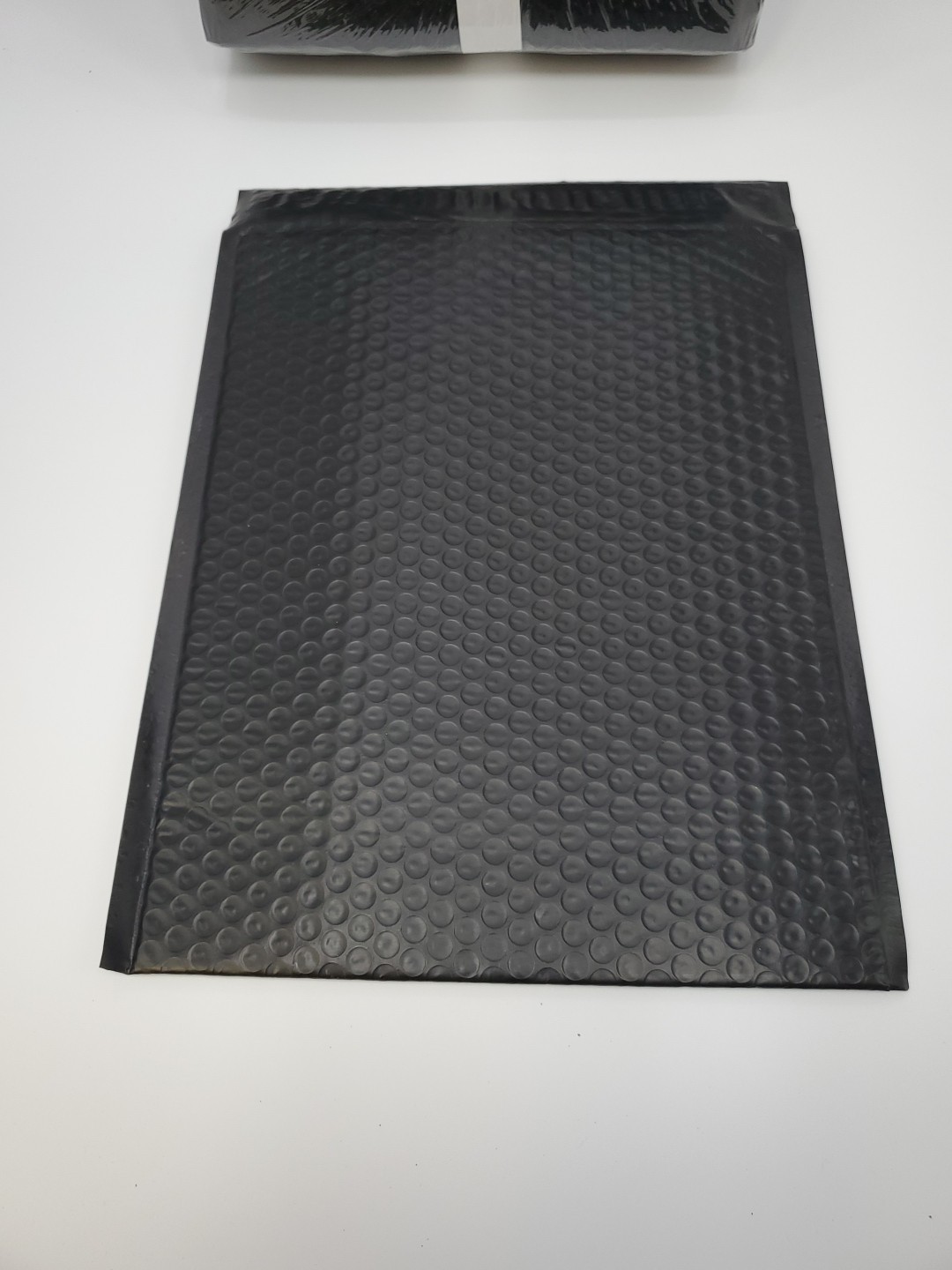 Poly Bubble Mailers Padded Envelopes 10″ x 14″ LOT of 25 Black Self Adhesive