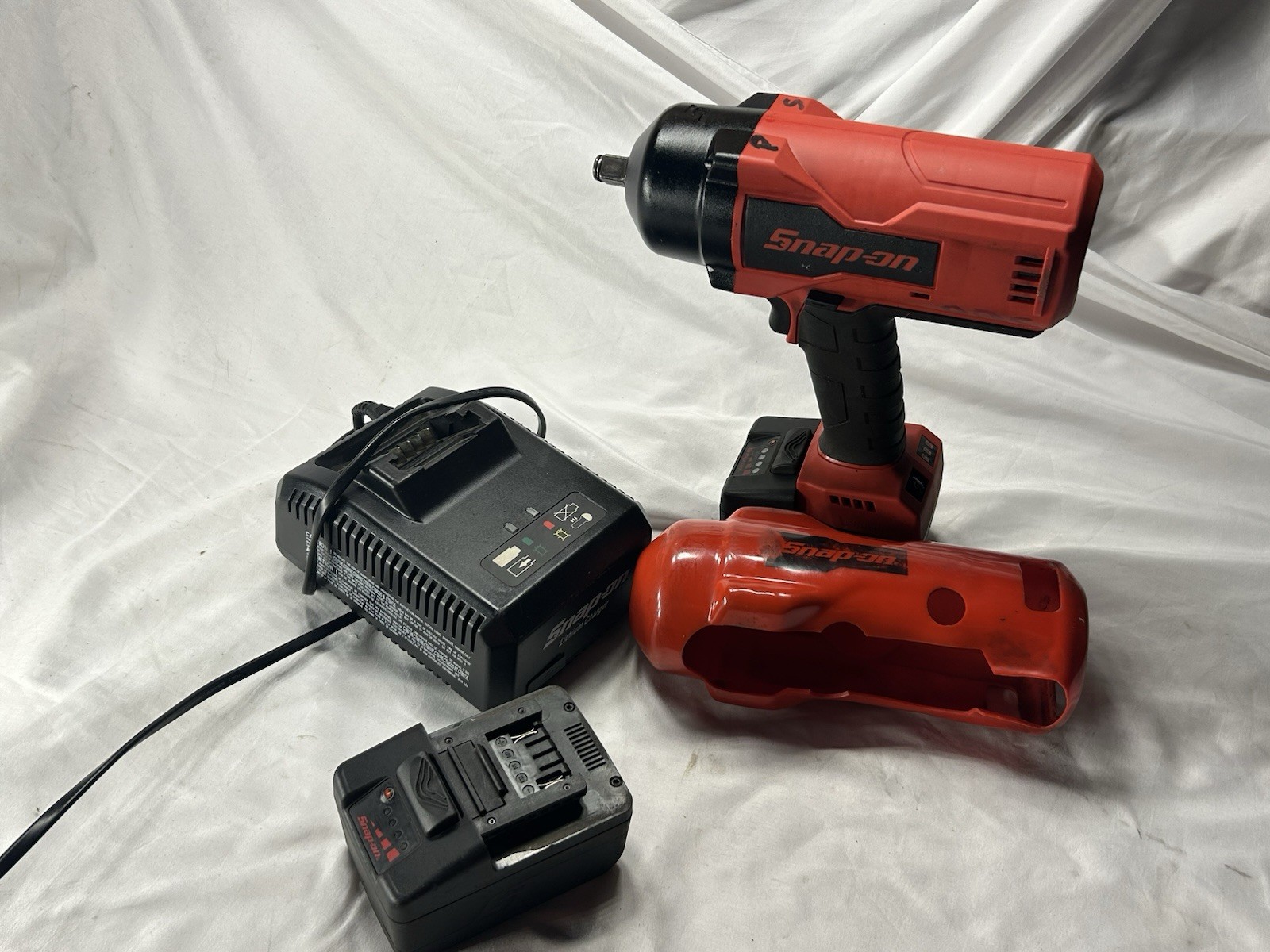 SNAP ON 1/2″ CORDLESS IMPACT WRENCH CT9080 W/BATT, CHARGER, & RUBBER GUARD READ!