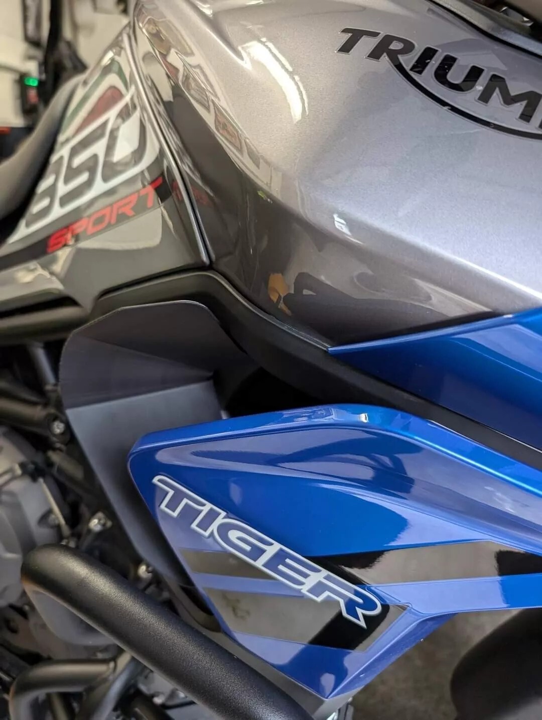 V2.0 Stripe Series Clip On Triumph Tiger 850/900 Air Deflectors – UK