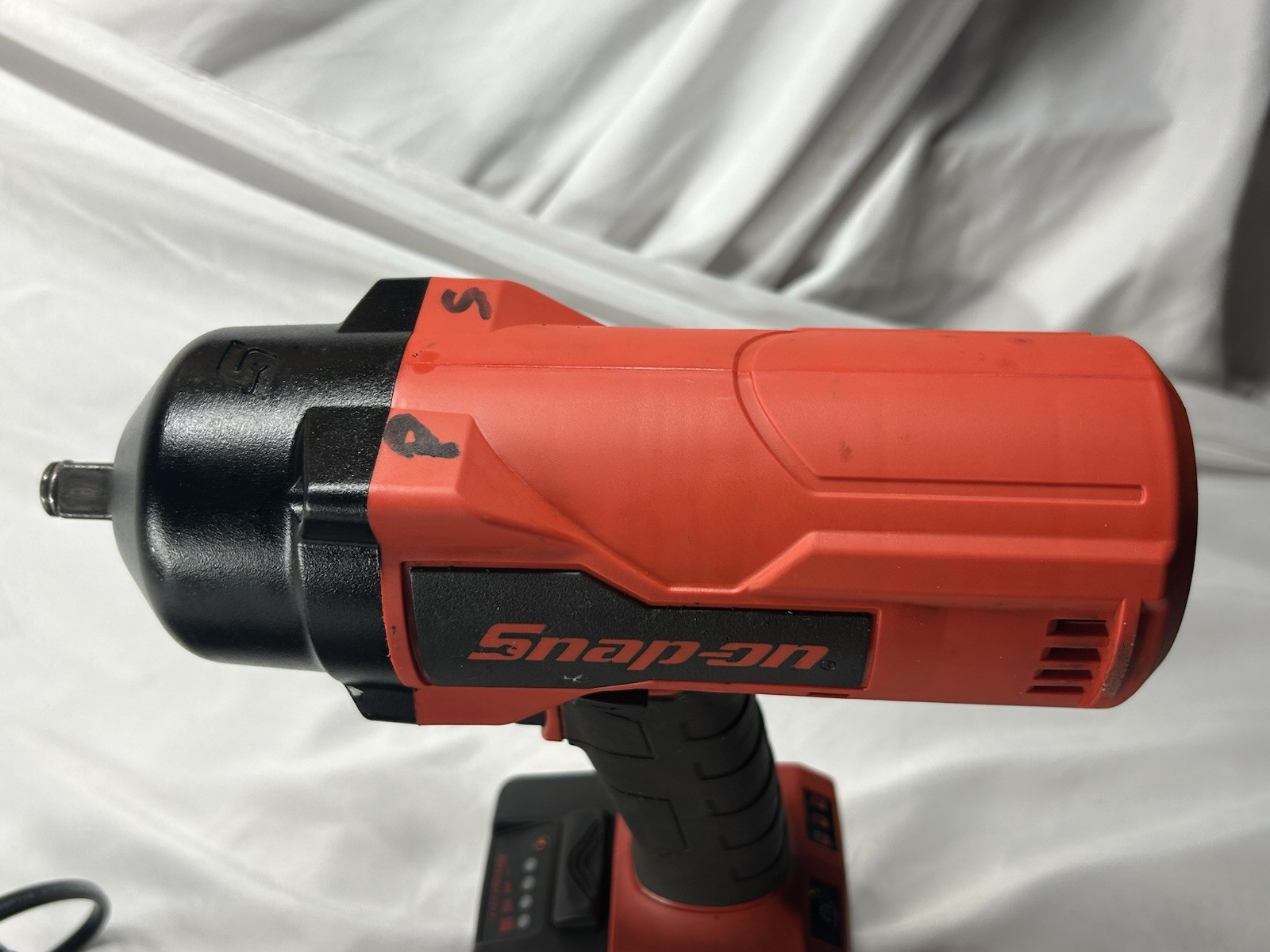 SNAP ON 1/2″ CORDLESS IMPACT WRENCH CT9080 W/BATT, CHARGER, & RUBBER GUARD READ!