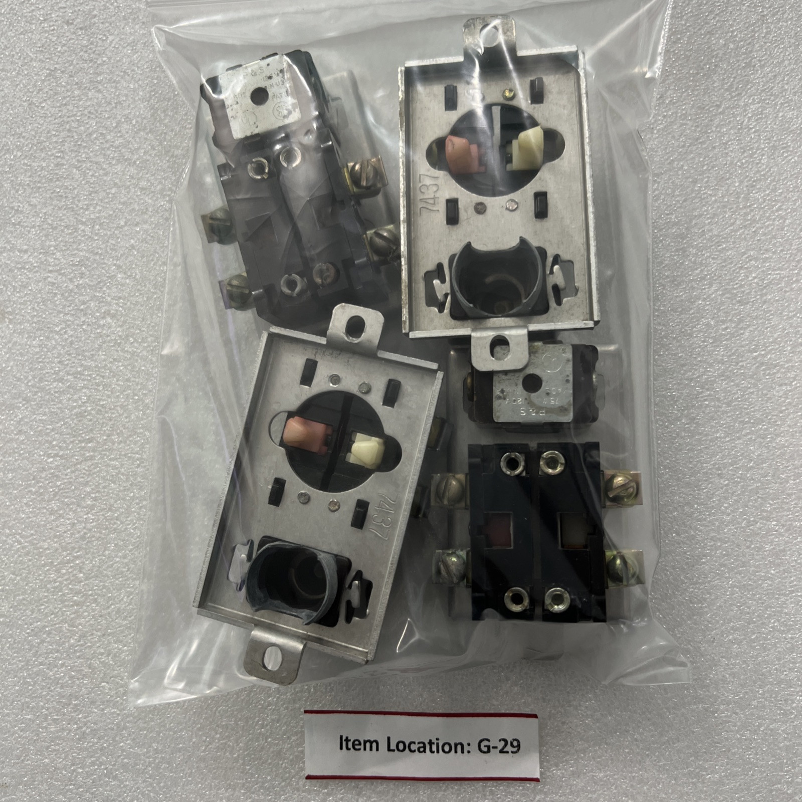 Furnas BJK & BJJ Contact Block Assembly + Pass & Seymour socket 75W 125V
