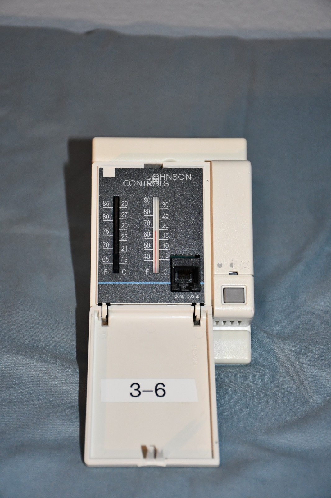 Johnson Controls Metasys Temperature Sensor/​Controller TE-67NP-1N00 Rev B