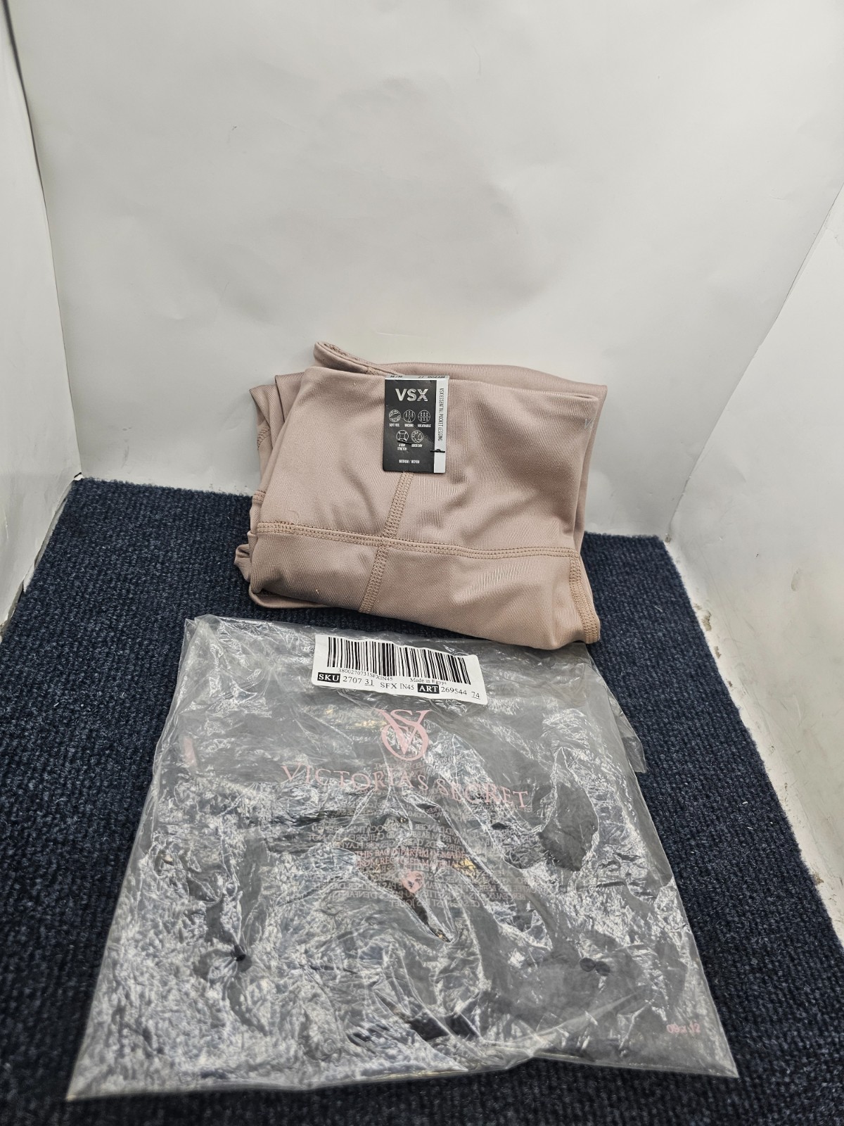 VSX Victoria’s Secret VSX Essential Pocket Leggings Size Medium 27″ Inseam